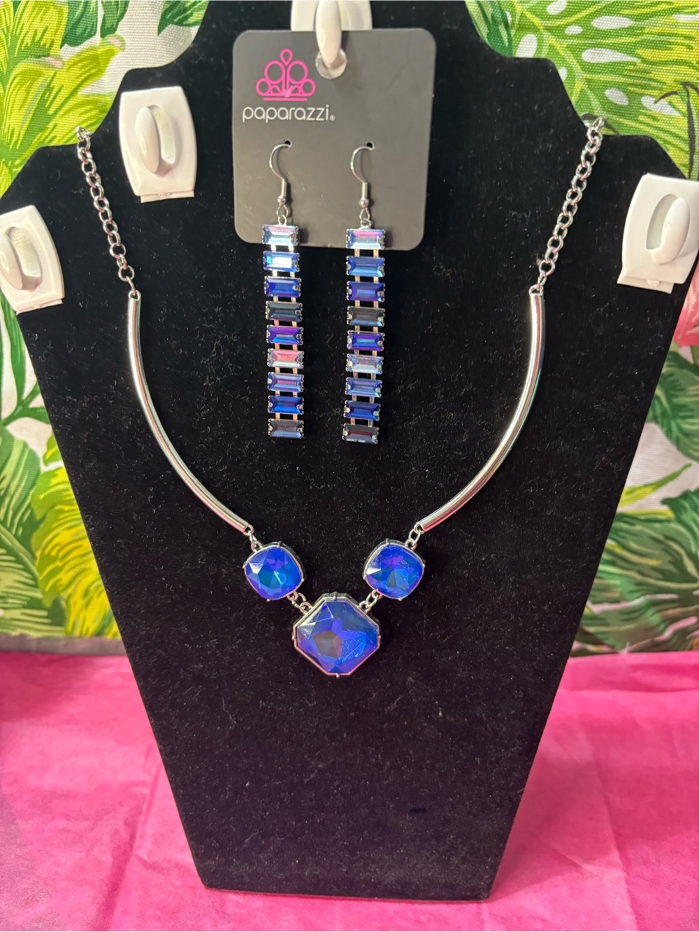 paparazzi Iridescent Jewel Blue Statement Necklace & Linear Drop Earrings